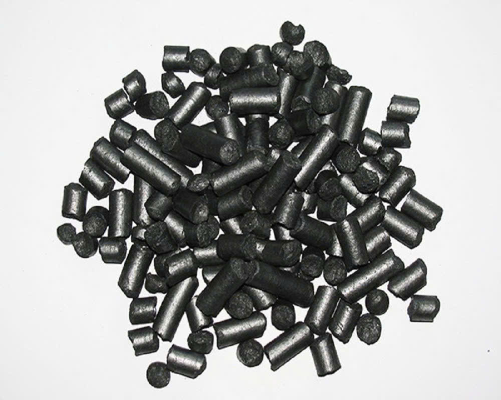 Viên nén sinh khối đen từ cỏ voi - đống nhỏ